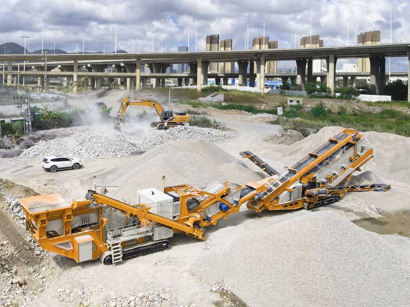 Crawler Mobile Crusher Plant is Running